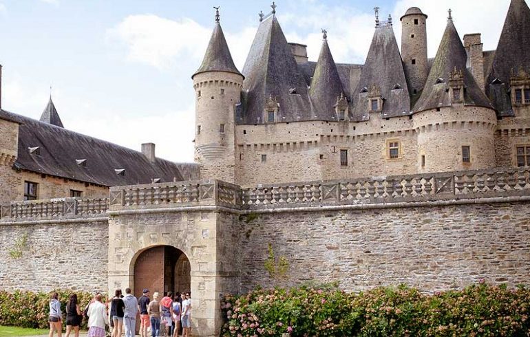 Le Château est OUVERT les SAMEDIS et DIMANCHES de 14h à 18h EN VISITE LIBRE ou en semaine sur RdV au 06 16 229 769 pour une VISITE GUIDEE des toitures et/ou du Château.