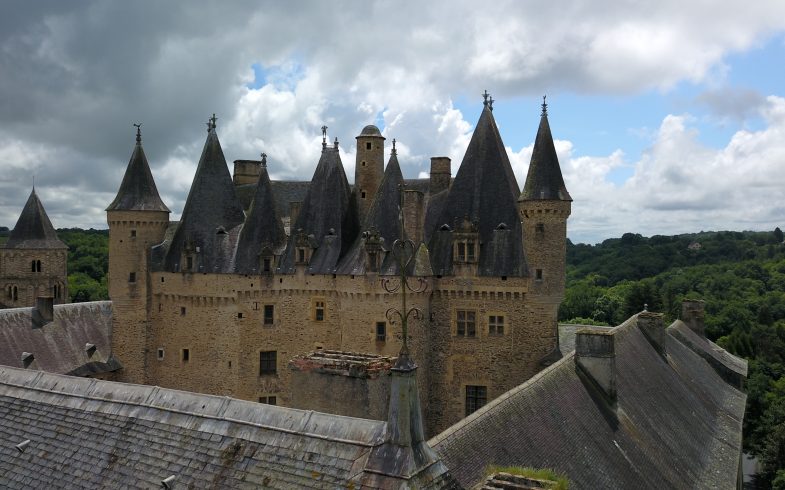 Découvrez cette belle introduction aux toitures incroyables de Jumilhac présentée sur FR3 jusqu&rsquo;au 9.4.26